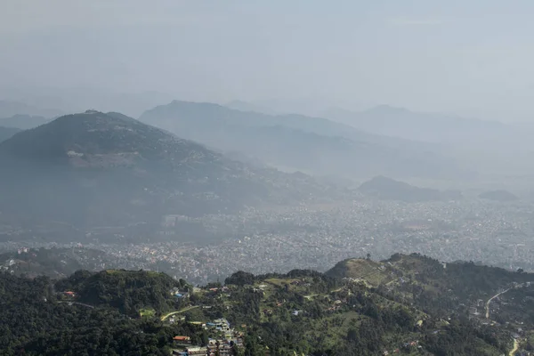 Pokhara şehri ve yakındaki dağlara bakın, Sarangkot tepesinden Nepal, Aralık 2019