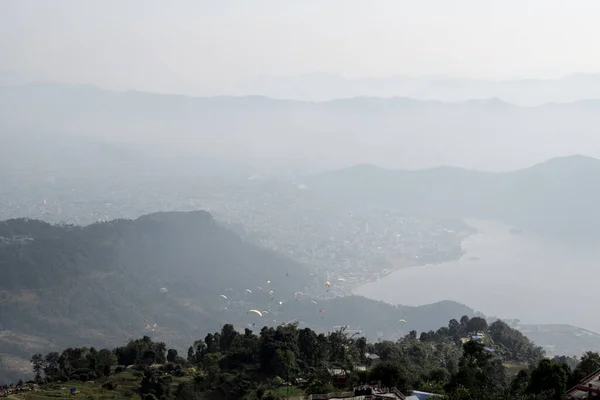 Pohled Paraglidisty Nad Městem Pokhara Jezero Zvlněné Kopce Nepál Kopce — Stock fotografie