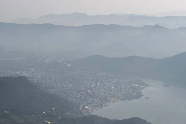 Vista Los Parapentes Sobre Ciudad Pokhara Lago Las Colinas Nepal —  Fotos de Stock