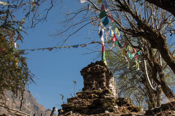 Bunte Buddhistische Gebetsfahnen Hängen Wind Durch Die Berge Annapurna Circuit — Stockfoto