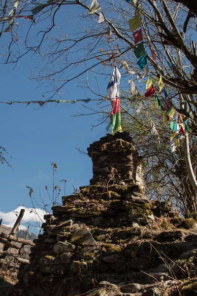 Bunte Buddhistische Gebetsfahnen Hängen Wind Durch Die Berge Annapurna Circuit — Stockfoto