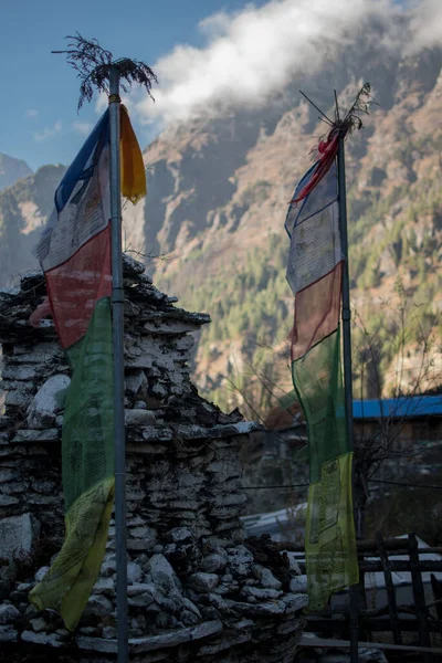 Bunte Buddhistische Gebetsfahnen Hängen Wind Durch Die Berge Annapurna Circuit — Stockfoto