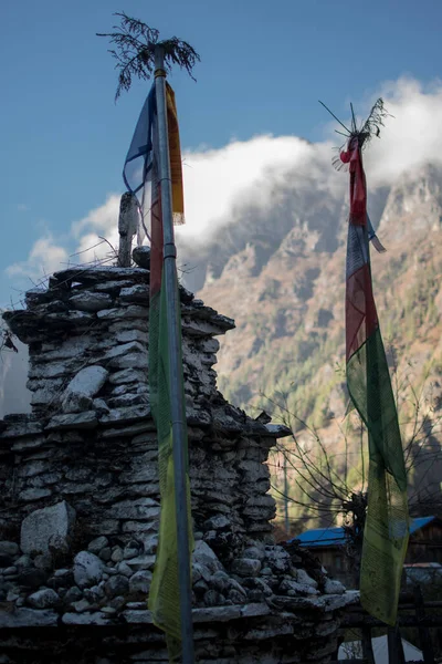 カラフルな仏教の祈りのフラグがハングし Annapurna回路 ネパールで風に吹いて — ストック写真