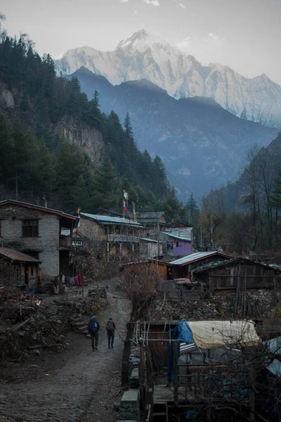 Dois Caminhantes Caminhando Através Aldeia Montanha Nepalesa Circuito Annapurna Himalaia — Fotografia de Stock