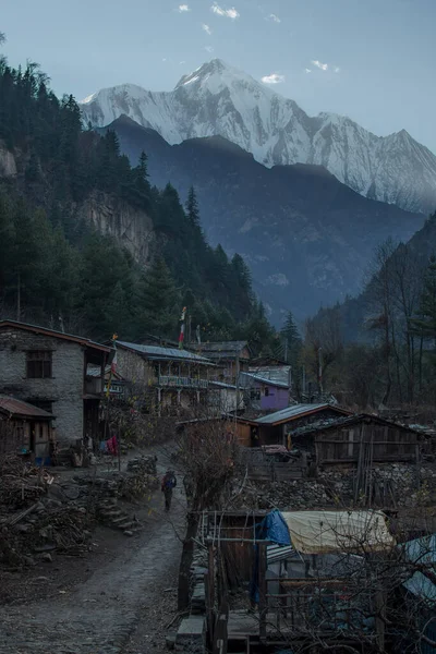 Két Túrázók Túrázás Keresztül Nepalese Hegyi Falu Annapurna Áramkör Himalája — Stock Fotó