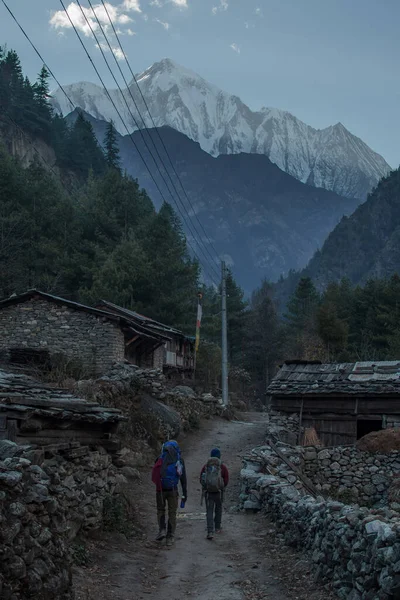 Két Túrázók Túrázás Keresztül Nepalese Hegyi Falu Annapurna Áramkör Himalája — Stock Fotó