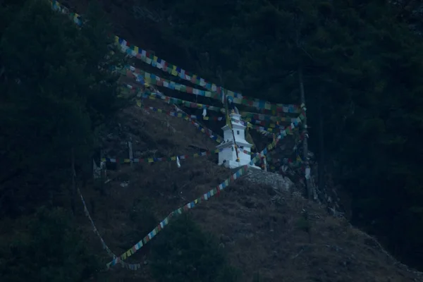 Buddhistische Stupa Und Gebetsfahnen Berghang Chame Annapurna Circuit Himalaya Nepal — Stockfoto