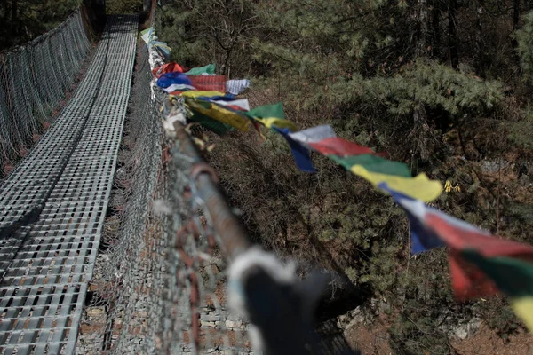 Trekking Annapurna Circuit Hängebrücke Mit Buddhistischen Gebetsfahnen Über Dem Marshyangdi — Stockfoto