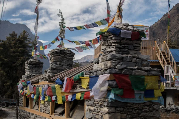 Színes Buddhista Ima Zászlók Sztúpa Emlékmű Trekking Annapurna Áramkör Himalája — Stock Fotó