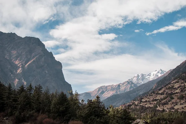 Yukarı Pisang dağ köyündeki dağlar, Annapurna pistinde yürüyüş, Nepal, Asya