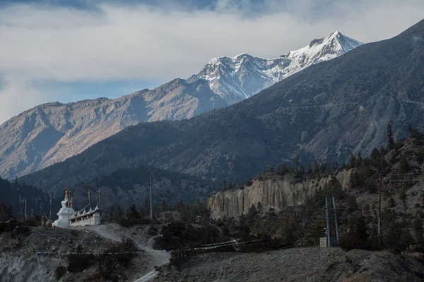 Sněhem Pokrytá Hora Buddhistická Stúpa Horního Pisangu Okruh Annapurna Nepál — Stock fotografie
