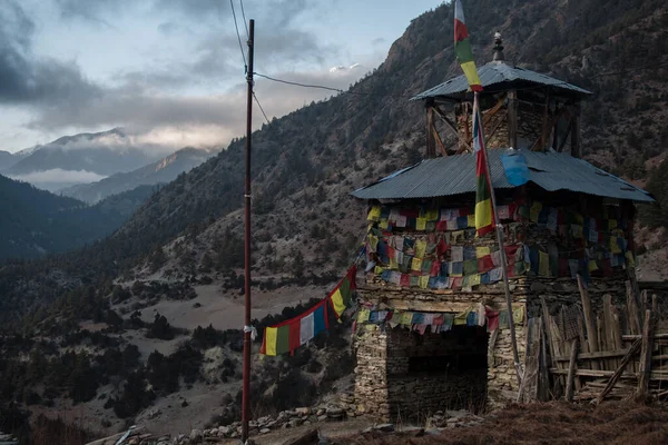 Bunte Buddhistische Gebetsfahnen Steindenkmal Upper Pisang Trekking Annapurna Circuit Himalaya — Stockfoto