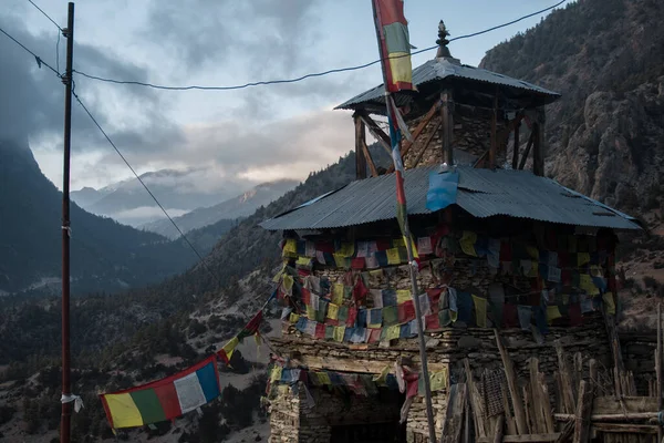 Bunte Buddhistische Gebetsfahnen Steindenkmal Upper Pisang Trekking Annapurna Circuit Himalaya — Stockfoto
