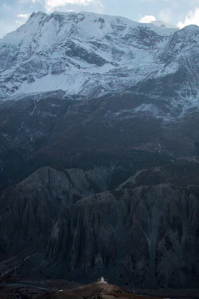 Stupa Buddista Con Bandiere Preghiera Davanti Massicce Montagne Circuito Trekking — Foto Stock