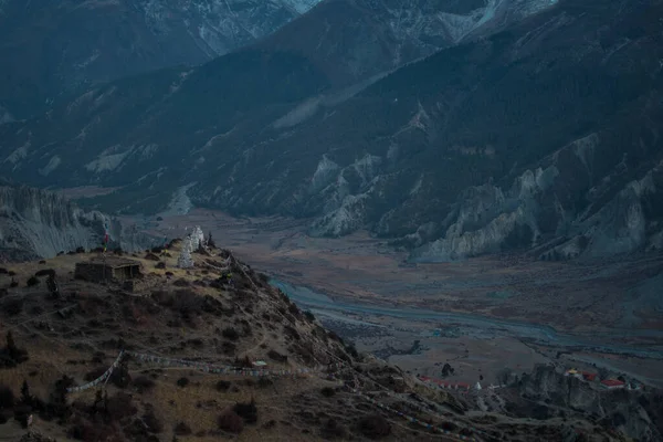 Stupa Buddista Con Bandiere Preghiera Davanti Massicce Montagne Circuito Trekking — Foto Stock