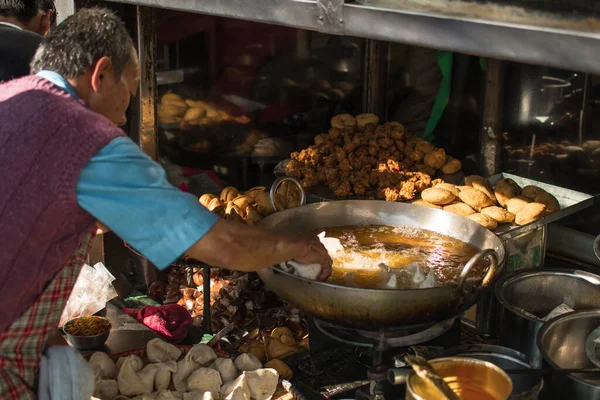 Uomo Più Vecchio Nepalese Cucina Tradizionale Fritta Street Food Pokhara — Foto Stock