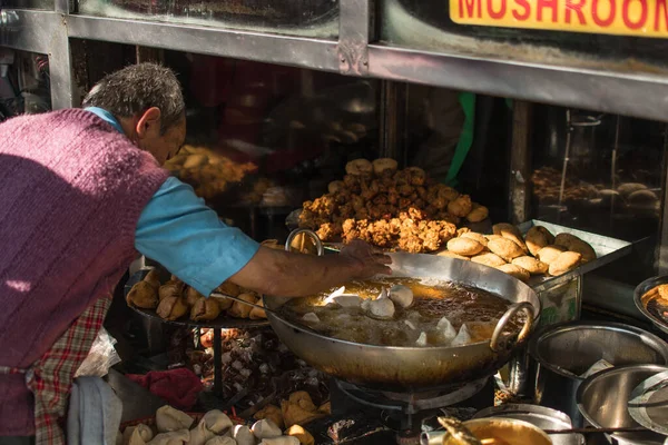 Uomo Più Vecchio Nepalese Cucina Tradizionale Fritta Street Food Pokhara — Foto Stock