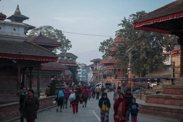 Les Gens Marchent Travers Une Place Pleine Temples Katmandou Népal — Photo