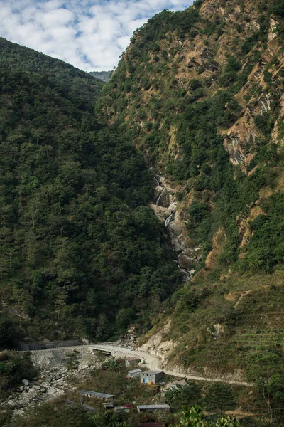 Hermosa Cascada Que Fluye Bajo Puente Circuito Annapurna Nepal —  Fotos de Stock