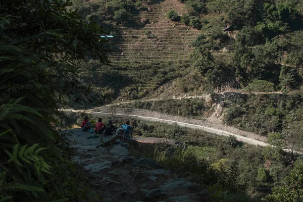 Cuatro Jóvenes Adolescentes Descansando Borde Acantilado Circuito Annapurna Nepal —  Fotos de Stock