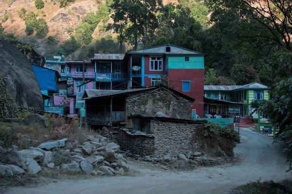到达尼泊尔Annapurna环路Marshyangdi河谷五彩缤纷的Jagat山村 — 图库照片