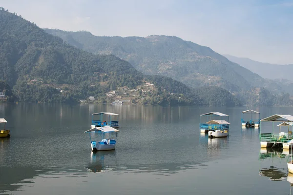 Vista Sobre Algunos Barcos Colores Lago Phewa Pokhara Nepal Con —  Fotos de Stock