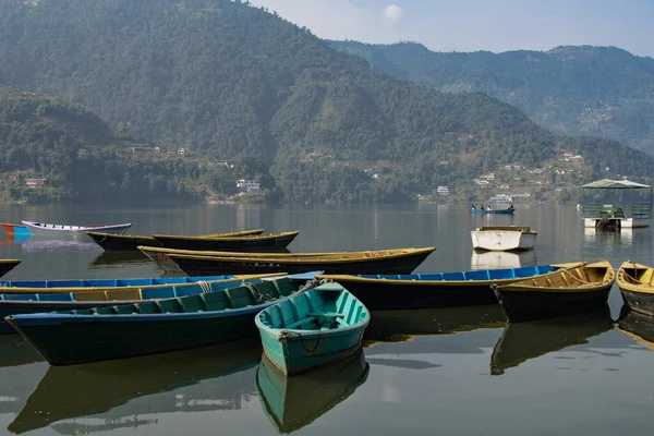 Vista Sobre Algunos Barcos Colores Lago Phewa Pokhara Nepal Con —  Fotos de Stock