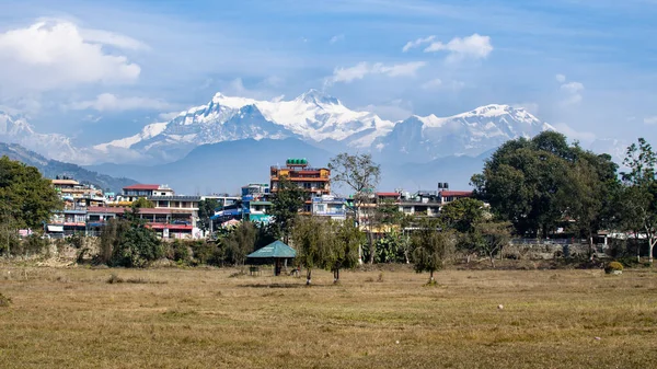 Aralık 2019 'da göldeki Phewa Gölü' nün arka planında devasa yüksek dağlarla Pokhara, Nepal 'e bakın.