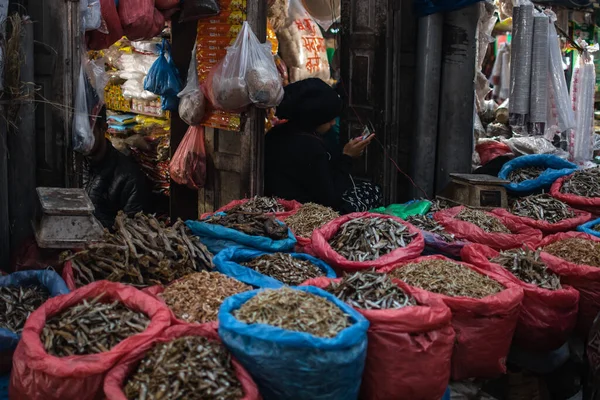 Κατμαντού Νεπάλ Δεκεμβρίου 2019 Δύο Άγνωστοι Πωλητές Πωλούν Αποξηραμένα Ψάρια — Φωτογραφία Αρχείου