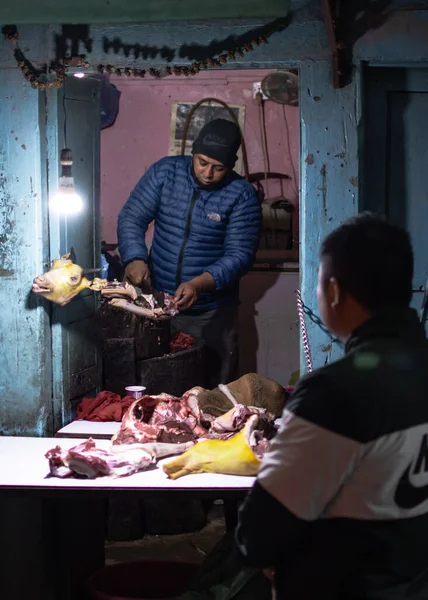 Kathmandu Nepal Dicembre 2019 Uomo Non Identificato Guarda Macellaio Maschio — Foto Stock