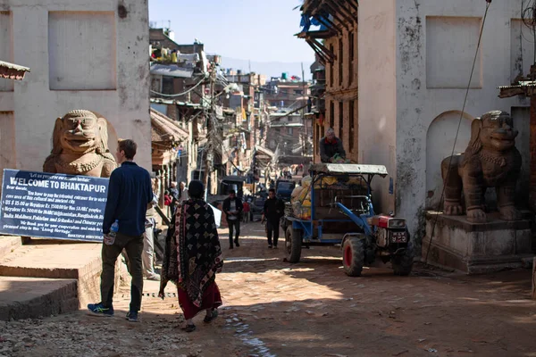 Bhaktapur Katmandú Nepal Diciembre 2019 Peatones Identificados Caminan Por Calle — Foto de Stock
