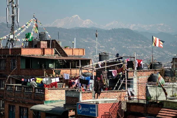 Bhaktapur Kathmandu Nepál 2019 December Egy Ismeretlen Férfi Áll Tetőn — Stock Fotó