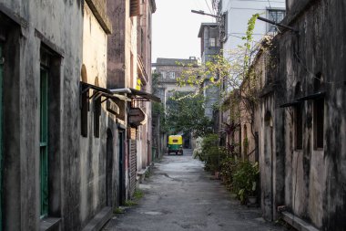 Kolkata, Hindistan - 1 Şubat 2020: Sarı ve yeşil renkli bir cng tuk 1 Aralık 2020 tarihinde Hindistan 'ın Kolkata kentinde resitaller arasında bir ara sokağa park edilmiştir.