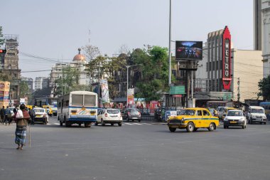 Kolkata, Hindistan - 1 Şubat 2020: Kimliği belirsiz insanlar sokakta yürürken 1 Şubat 2020 