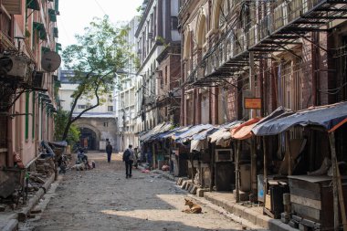 Kolkata, Hindistan - 1 Şubat 2020: Kolkata, Hindistan 'da 1 Şubat 2020 tarihinde kapalı pazar tezgahları ile yerel bir ara sokakta kimliği belirsiz birkaç kişi
