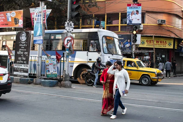 Kolkata India Febrero 2020 Dos Mujeres Peatones Identificadas Cruzan Una —  Fotos de Stock