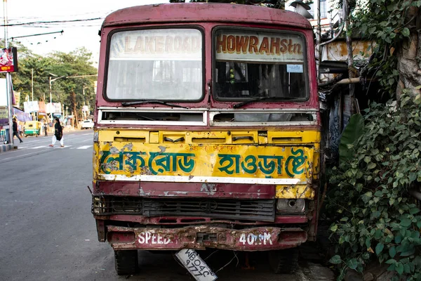 Kolkata Indien Februari 2020 Framifrån Gammal Sliten Lokalbuss Rött Brunt — Stockfoto