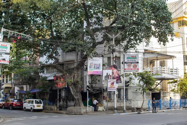 Kolkata, Hindistan - 1 Şubat 2020: Park halindeki arabaların ve kimliği belirsiz üç kişinin bulunduğu yerel bir sokak köşesi 1 Aralık 2020 'de Kolkata, Hindistan' da sokak trafiği ile kesişti.