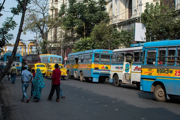 Kolkata Indien Februari 2020 Oidentifierade Människor Går Förbi Flera Färgglada — Stockfoto
