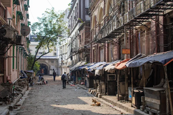 Kolkata, Hindistan - 1 Şubat 2020: Kolkata, Hindistan 'da 1 Şubat 2020 tarihinde kapalı pazar tezgahları ile yerel bir ara sokakta kimliği belirsiz birkaç kişi