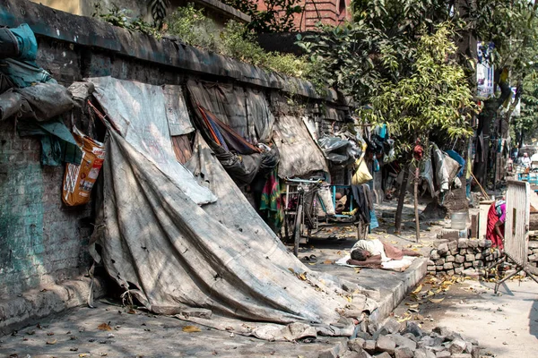 印度加尔各答 2020年2月1日 一名身份不明的男子睡在地上 随后于2020年2月1日在印度加尔各答撞毁了防水布住所 — 图库照片