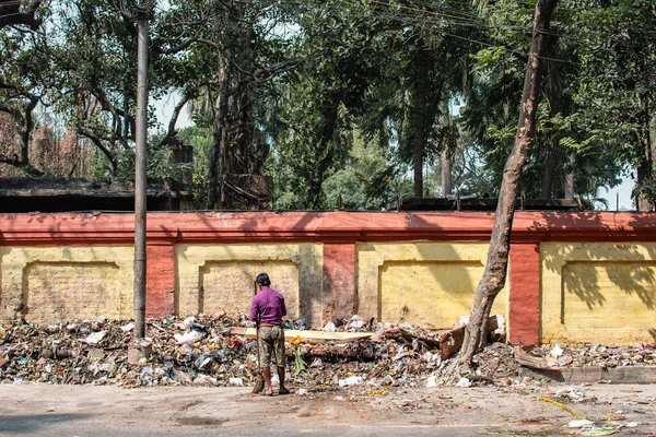 Kolkata Indien Februari 2020 Oidentifierad Man Lila Skjorta Står Ensam — Stockfoto