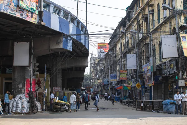 Kolkata, Hindistan - 1 Şubat 2020: Kimliği belirsiz insanlar 1 Şubat 2020 'de Hindistan' ın Kolkata şehrinde Maa Üstgeçidi 'nin altında ayakta duruyor ve yürüyor.