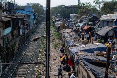 Kolkata, Hindistan - 2 Şubat 2020: Kimliği belirsiz insanlar 2 Şubat 2020 tarihinde Hindistan 'ın Kolkata kentinde Howrah köprüsünün yanındaki Mallick Ghat çiçek pazarına katıldılar.