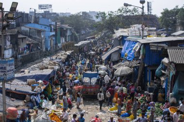 Kolkata, Hindistan - 2 Şubat 2020: Kimliği belirsiz insanlar 2 Şubat 2020 tarihinde Hindistan 'ın Kolkata kentinde Howrah köprüsünün yanındaki Mallick Ghat çiçek pazarına katıldılar.