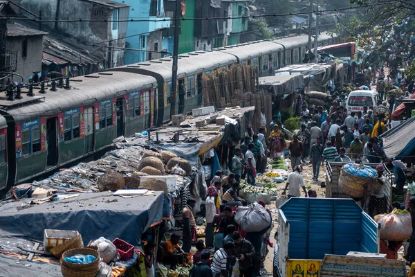 인도의 콜카타 2020 하우라 시장에 참석하고 2020 열차가 인도의 콜카타를 — 스톡 사진