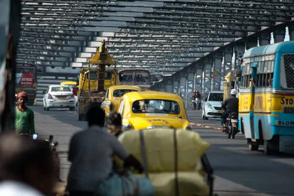 Kolkata Indien Februari 2020 Gula Klassiska Taxibilar Kollektivtrafikbussar Och Motorcyklar — Stockfoto