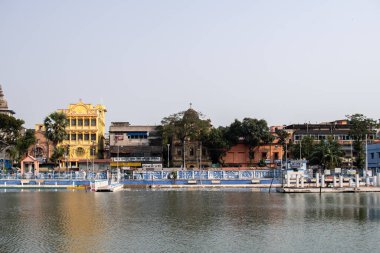 Yerel bir su parkına ve Kolkata, Hindistan 'daki apartmanların renkli cephelerine bakın.