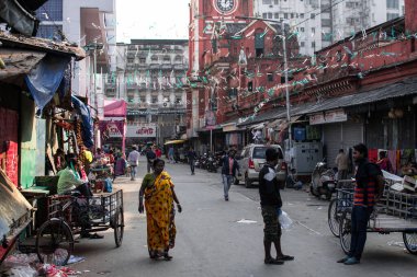 Kolkata, Hindistan - 2 Şubat 2020: Kimliği belirsiz kişilerin 2 Şubat 2020 'de Hindistan' ın Kolkata kentinde yürüdüğü günlük hayat