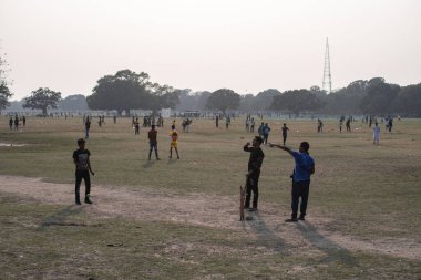 Kolkata, Hindistan - 2 Şubat 2020: Kimliği belirsiz kişiler 2 Şubat 2020 'de Hindistan' ın Kolkata kentinde Meydan Parkı 'nda kriket oynuyor